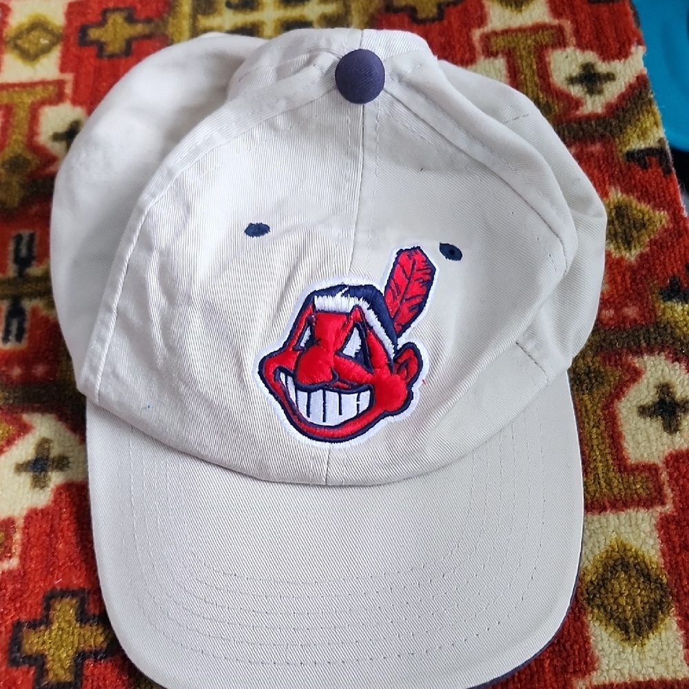 White Baseball Cap with Red Embroidered Logo Cleavland Indians Vintage